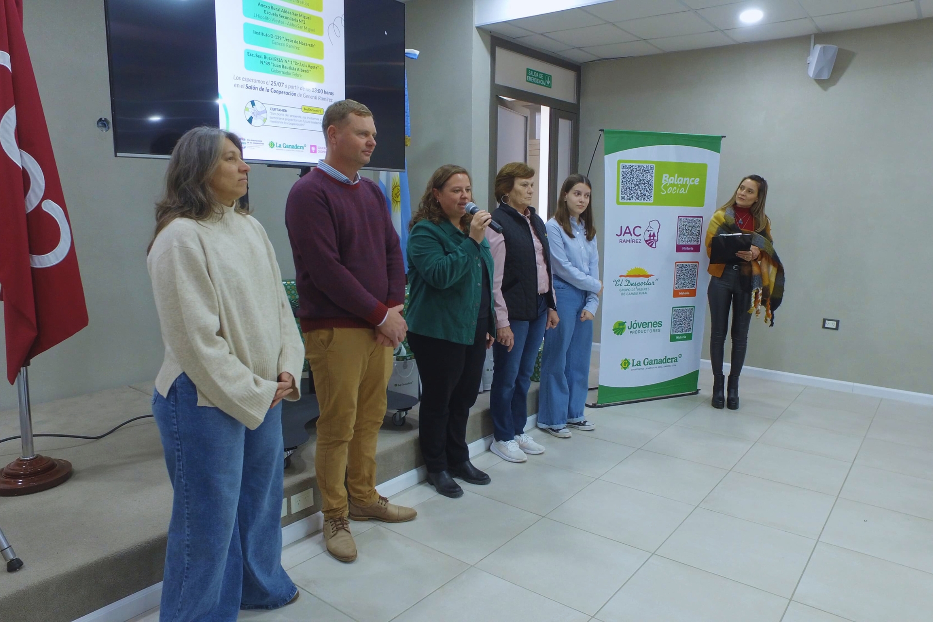 Jóvenes que cooperan: cuando la escuela siembra comunidad