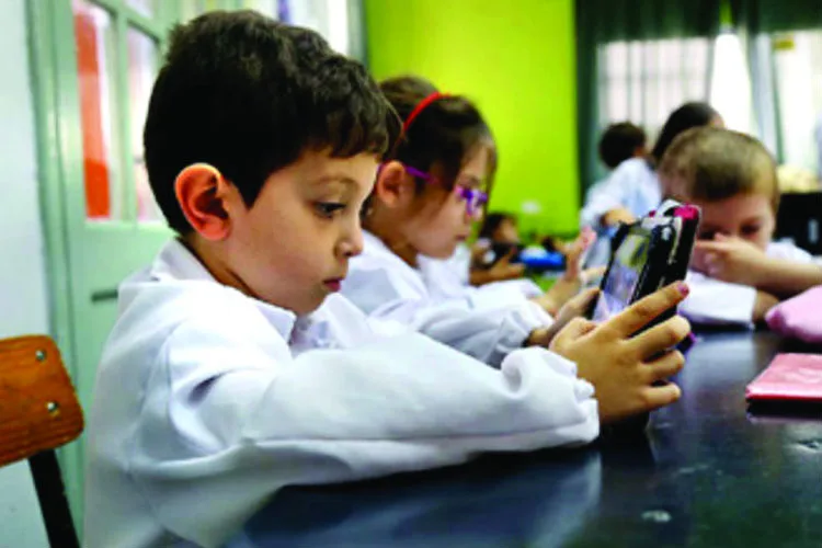 Cooperativa Comunidad presentó un libro escolar sobre las TIC