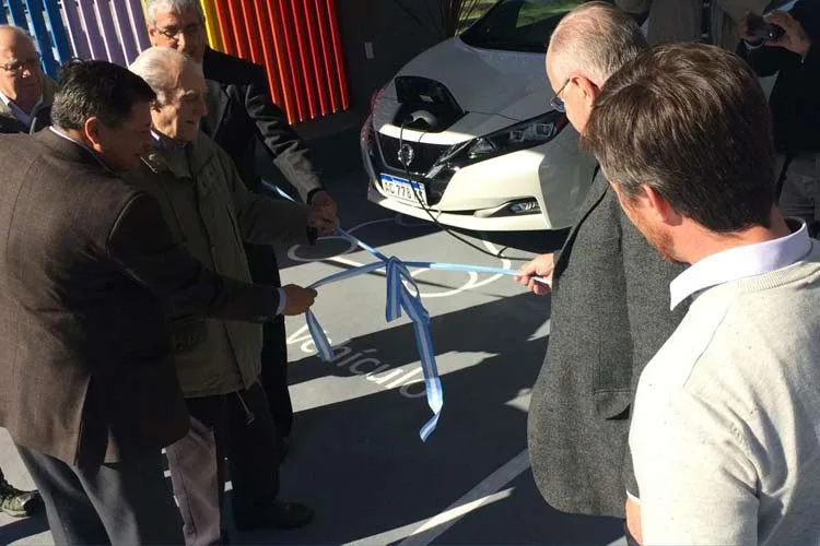 La Cooperativa de Gualeguaychú instaló el primer cargador de auto eléctrico de la provincia