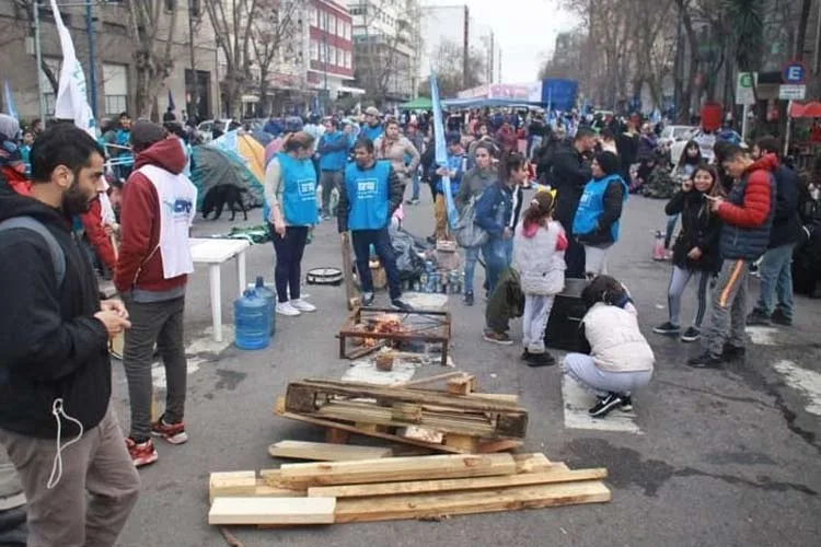 Mar del Plata: Acampe cooperativo frente al municipio