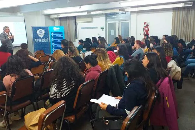 Trelew: Capacitan a docentes sobre cooperativismo y mutualismo escolar