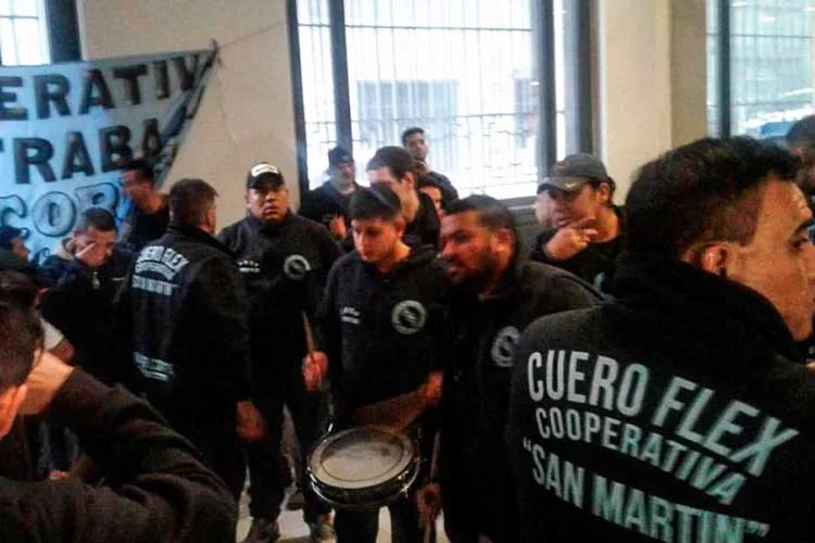 La Cooperativa Cueroflex impidió el corte de gas y continuará produciendo