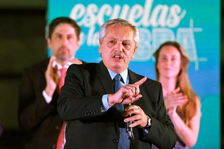 Trabajadores de cooperativas se encargarán de refaccionar las escuelas del país