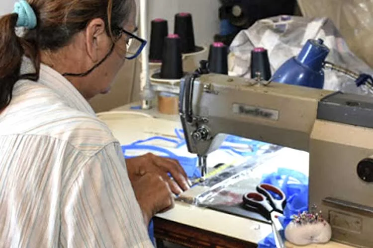 Entre Ríos: Siete cooperativas elaboran más de 35 mil barbijos y 2 mil camisolines y cofias