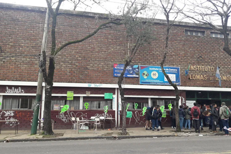 Establecimiento educativo en crisis