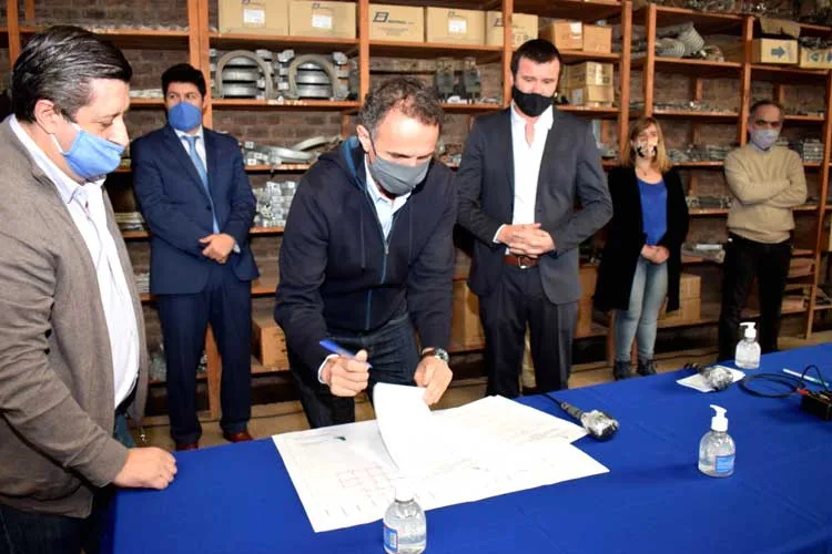 Katopodis firmó un convenio de obra de agua y cloacas con la Cooperativa de Villa Lía