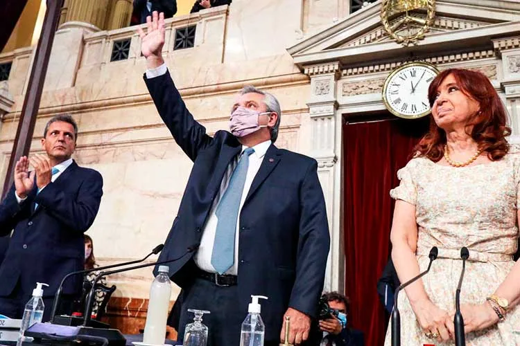 Fernández anunció un proyecto de ley para “desdolarizar” los servicios públicos