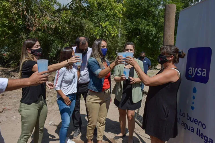 Cooperativas trabajaron junto a AySA para llevar agua potable en barrios de Tigre
