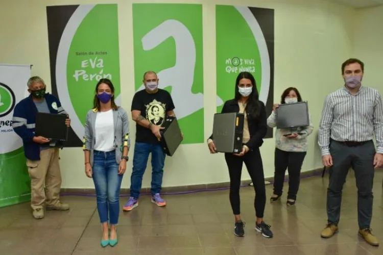 Entregaron computadoras a trabajadores cooperativos