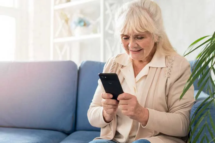 Córdoba: Cooperativas proveen gratuitamente TV e Internet en residencias de adultos