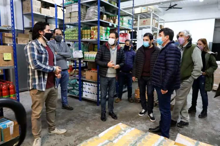 El ministro Arroyo visitó un centro de distribución de alimentos cooperativos