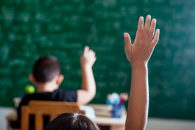 Creando conciencia continúa con la producción de útiles escolares de material reciclable