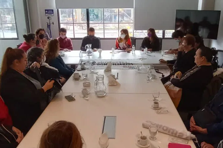 Dirigentes cooperativas junto a autoridades del Ministerio de las Mujeres, Géneros y Diversidad