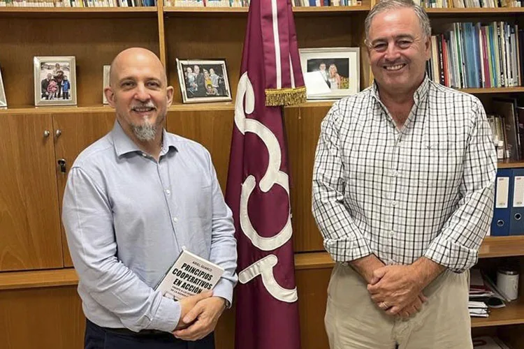 Ariel Guarco junto al nuevo embajador en Egipto
