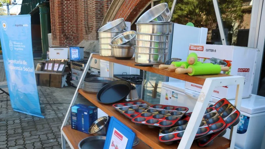 El programa Manos a la Obra hizo entrega de maquinarias, herramientas e insumos a cooperativas gastronómicas y unidades productivas de alimentos