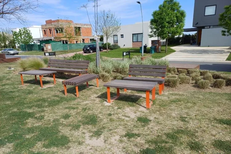 Los bancos y mesas de madera plástica reciclada, hechos por ex cartoneros, ahora con nuevos colores