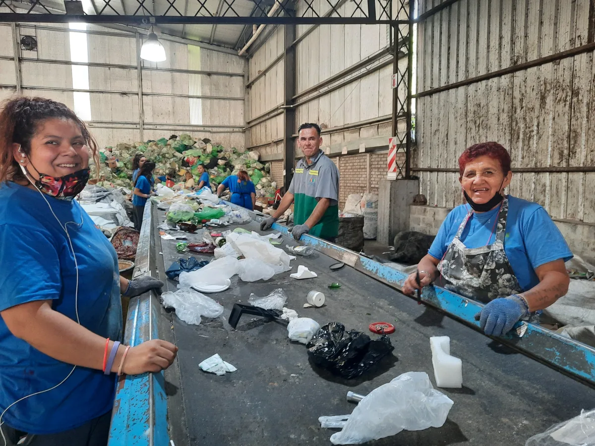 Fabrican productos reciclados con restos de la tela que se utiliza para la remera de la Selección