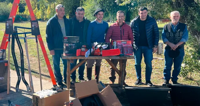 Chubut apuesta al cooperativismo: entregan herramientas y equipamiento en la Comarca Andina para fortalecer el empleo