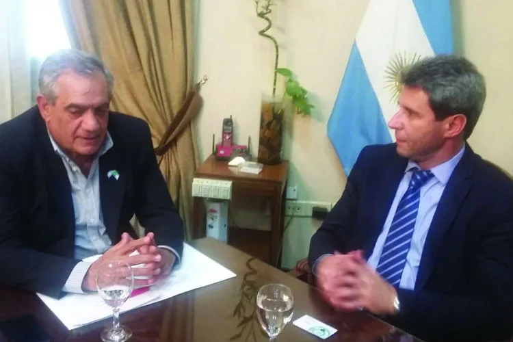 Iannizzotto le prospuso a Uñac una ley de economías regionales