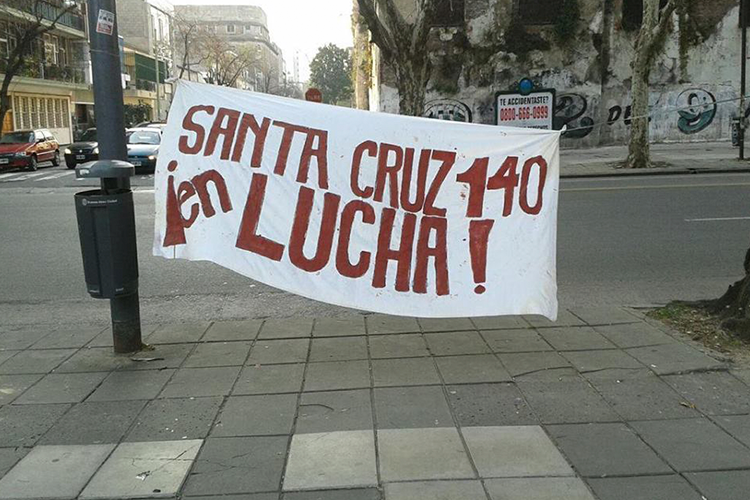 Casa Santa Cruz: 106 familias resisten al desalojo 