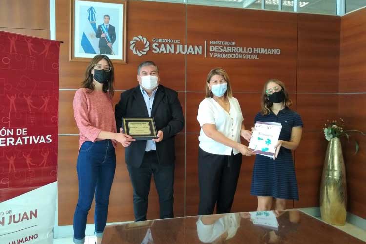 San Juan: Entregaron matrícula a dos entidades cooperativas